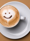 Latte in a mug with a smile pattern in the foam
